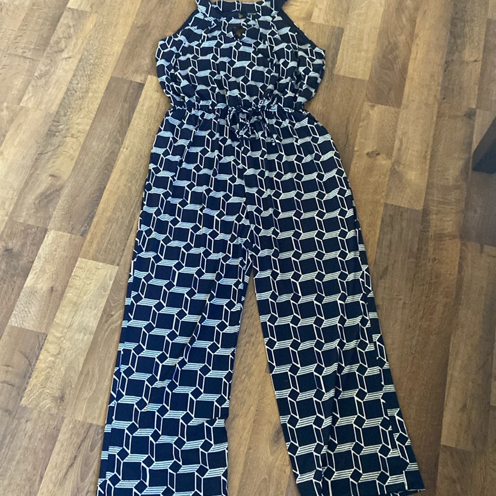 Polyester Jump Suit! Great condition great for travel. Color is navy & white.